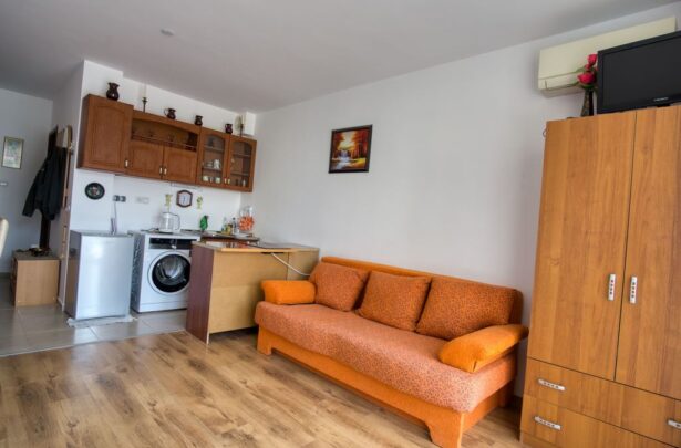 Диван и кухонная зона в студии на продажу в комплексе Cabana Beach