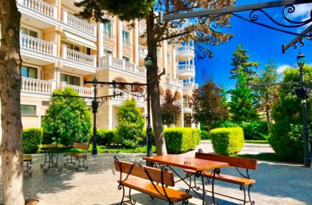 Id 61 Продажа недвижимости в Несебре двор и бассейн в комплексе Villa Roma
