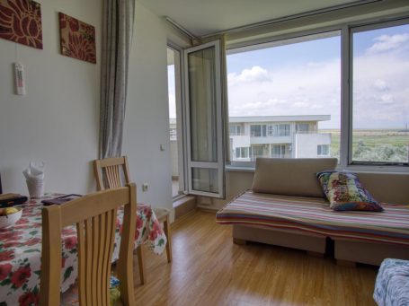 Гостиная в двухкомнатной квартире на продажу в комплексе Orchid Fort Garden