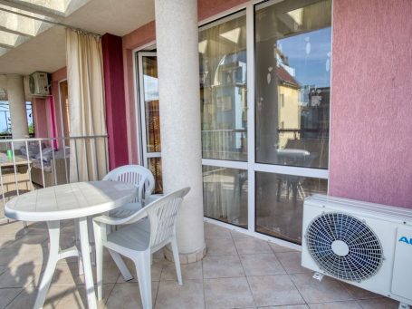 id 58 Гледка към територията на комплекс Cabana Beach Club от терасата на студио за продажба
