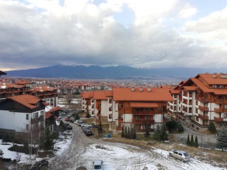 ID 130 Гледка към града от тераса на студио в Банско