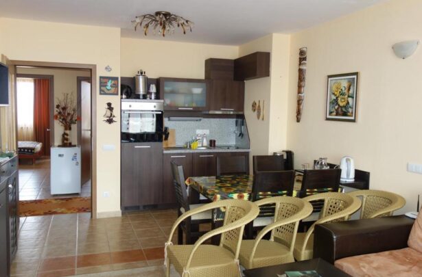 Гостиная и кухня в трехкомнатной квартире на продажу в комплексе Helios Beach Id 126