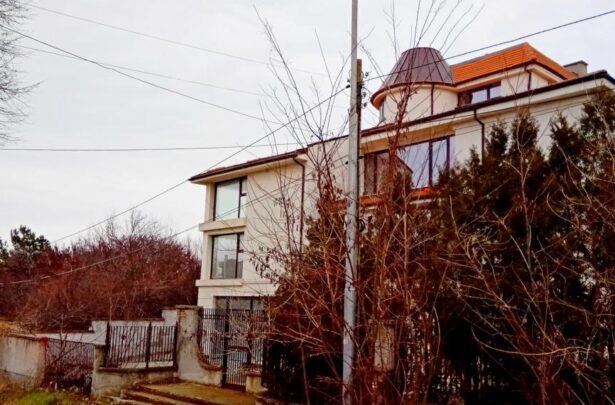Недвижимость в Черноморце: трехэтажный дом. Продажа от "Апарт Эстейт" Id 143 