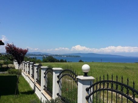 Гледка от терасата на вила в вилно селище Тракийски бряг - имоти за продажба в Лозенец