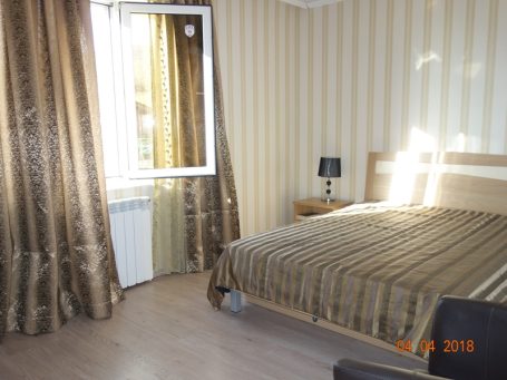 Спалня в бежово в голяма къща за продажба в Кошарица