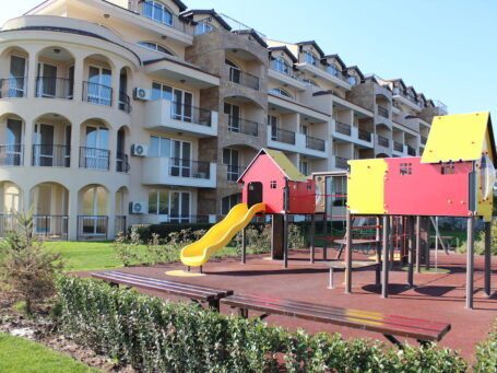 Детская площадка в комплексе Атия - продажа многокомнатных квартир в Черноморце
