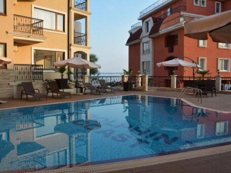 Бассейн в комплексе Dolphin Coast - квартиры у моря Солнечный берег Id 197 