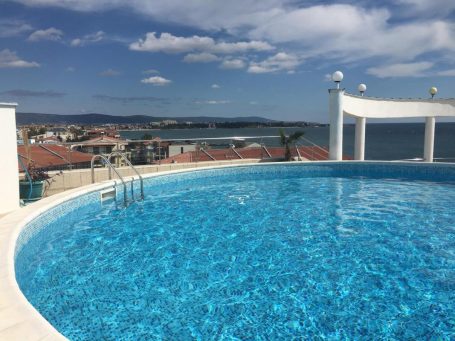 Басейн на покрива с панорамна гледка към морето в Виста Дел Мар, Равда