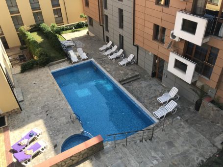 Басейн в комплекса Sea Breeze - купи апартаменти в Свети Влас Id 200 