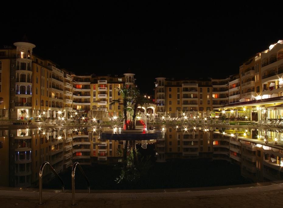 Територия на комплекса Royal Sun през нощта - недвижим имот Слънчев бряг Id 254 