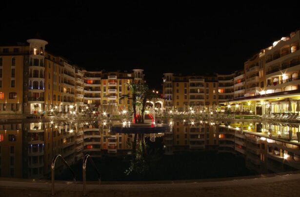 Территория комплекса Royal Sun ночью - недвижимость Солнечный берег Id 254 
