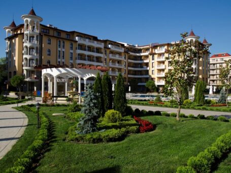 Id 254 Зеленые лужайки на территории комплекса Royal Sun