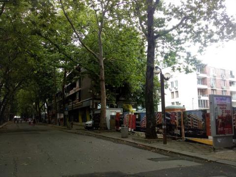 The former shopping center was demolished on Alexandrovskaya street in Burgas. A modern residential building will soon be erected instead