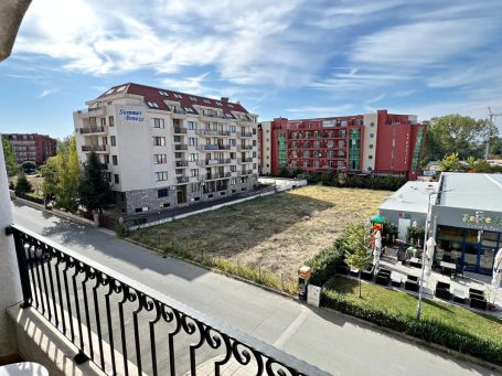 ID 639 Гледка от балкона към улицата