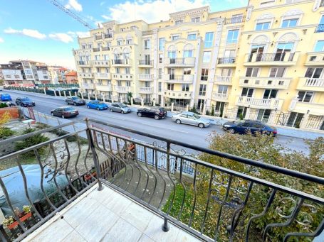 ID 687 Гледка от терасата към улицата