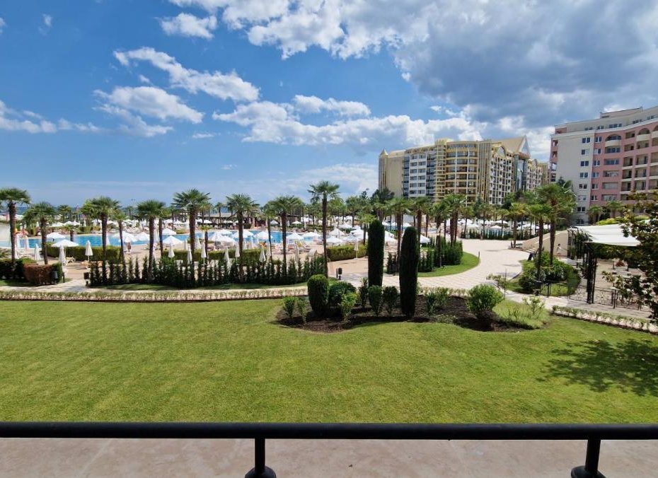 ID 691 Гледка от терасата към територията на комплекс Majestic Beach