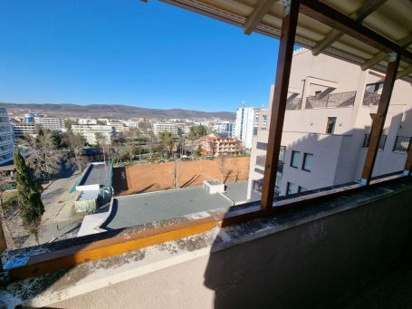 ID 685 Гледка към планината от терасата