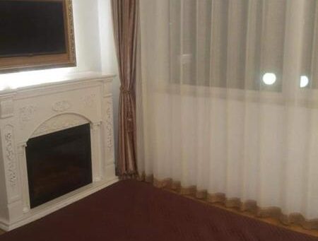 ID 779 Кровать, камин в спальне 