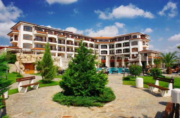 ID 813 Вид на комплекс «Vineyards resort» 