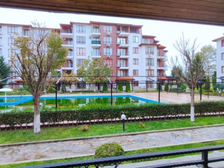 ID 764 Изглед от терасата към територията