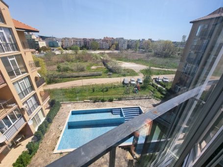ID 885 Гледка от терасата към територията и басейна