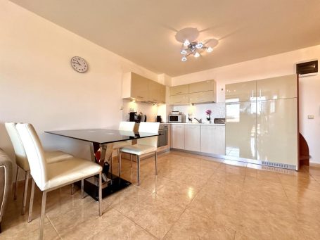 ID 889 Kitchen and dining area