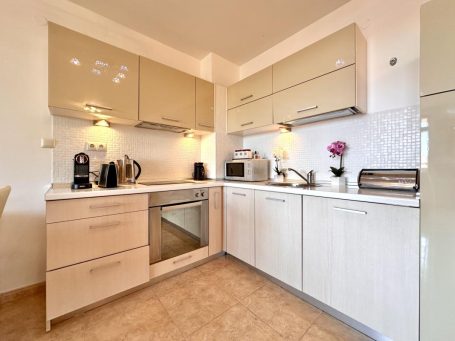 ID 889 Kitchen area