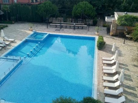 ID 926 Басейн със зони за слънчеви бани и релакс