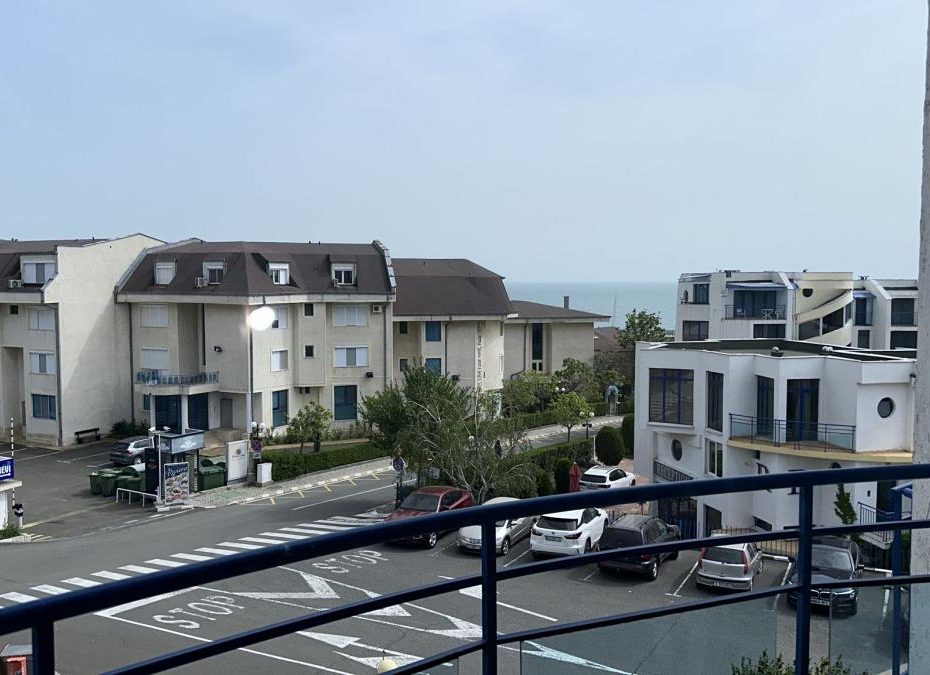 Vega Village: Тристаен апартамент с частична морска панорама - продажба