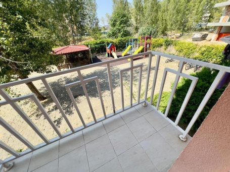 ID 1050 гледка от балкона към двора