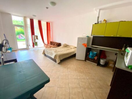 ID 1064 Studio with kitchen