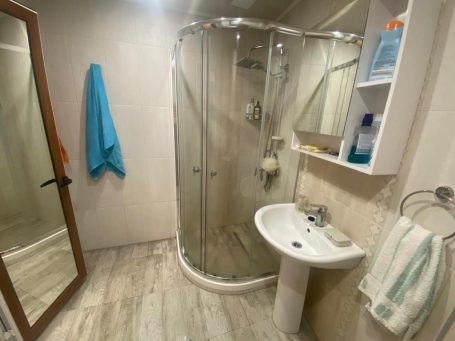 ID 925 bathroom with shower
