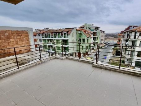 ID 1007 Изглед към улицата от балкона
