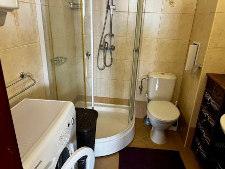 ID 833 bathroom with shower
