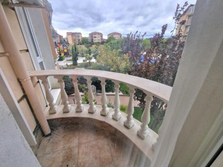 ID 612 Small balcony