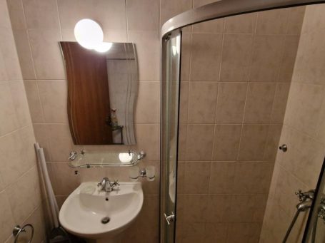 ID 970 bathroom with shower