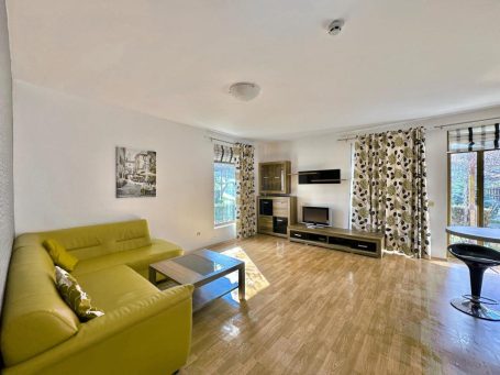 ID 813 lounge area