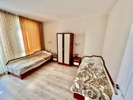 ID 611 bedroom with bed and wardrobe