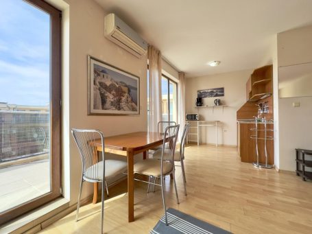 ID 823 Kitchen and dining area
