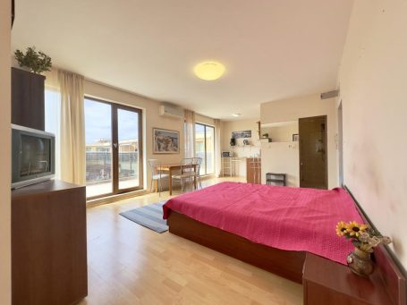 ID 823 Sleeping area in studio