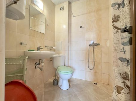 ID 818 Bathroom