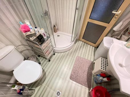 ID 998 bathroom with shower