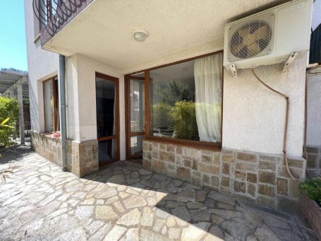ID 749 View of a ground floor apartment