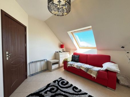 ID 832 bedroom