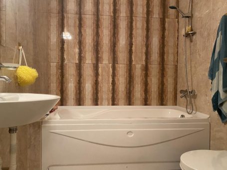 ID 1131 bathroom with bathtub