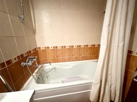 ID 842 bathroom with bathtub