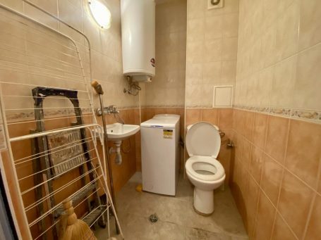 ID 599 bathroom with washing machine