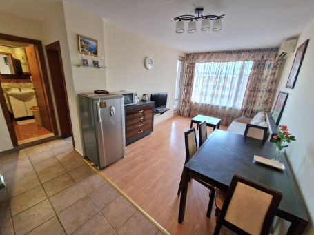 ID 671 living room with dining area