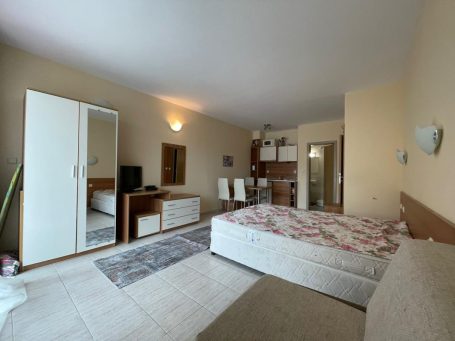 ID 829 Bed, chest of drawers, TV