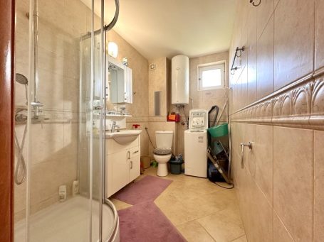 ID 1002 bathroom with shower cabin
